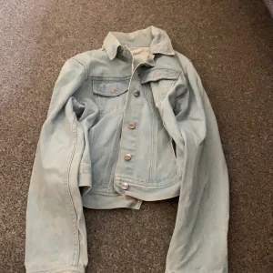 Jacka - Säljer jeans jacka i bra skick! Frakt ingår ej i priset)