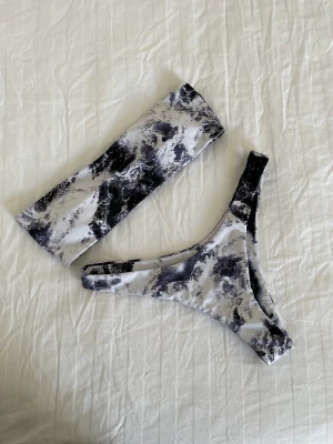 Bikini från Zaful - Bikini från Zaful i strl S, passar nog mer en XS. Inlägg i överdel. Knappt använd. 50 kr 