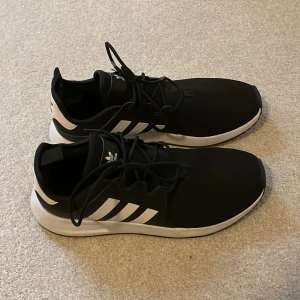 Adidas skor storlek 39 - Säljer dessa snygga Adidas skor. Perfekta till gymmet eller som sneakers. Extremt bekväma och luftiga. Säljer för 90kr+frakt.
