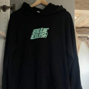En jätte cool Billie Eilish hoodie jag köpte på H&M för ett tag sen, säljer den då jag inte är ett stort Billie fan längre. Stl är 170cm och den sitter lite oversized.💗