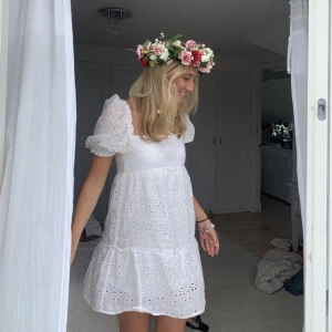 Klänning - Vit H&M klänning som inte säljs längre. Den är köpt här på plick men var för stor:/ Klänningen är i toppenskick, kan skicka egna bilder privat⭐️🌸