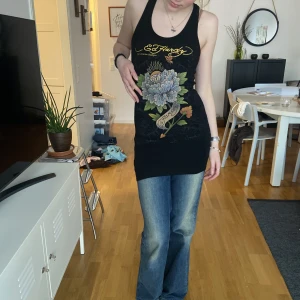 Ef hardy mini dress ! - Jätte fin ed hardy klänning me rhinestones i mycket bra skick! Svart.  De står ingen storlek men skulle säga s/m. Bara att fråga på om man har nå frågor!