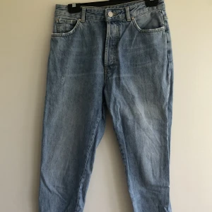 Snygga jeans  - Säljer nu dessa snygga momjeans på grund av att de har blivit för korta för mig. Använda men i fint skick. Satt in ett snöre i midjan för bättre passform (se sista bilden). Rensar bland kläderna så kolla gärna mina andra annonser också 🤗