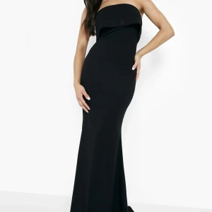 fin klänning - Svart klänning från Bohoo prislappen kvar! Superfin men tyvärr för stor..🩷