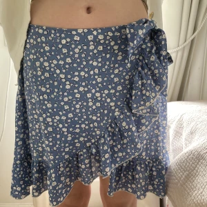 Blommig sommarkjol  - Superfin och somrig kjol i nyskick. Säljer på grund av att den blivit för liten.