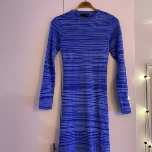 Stickad klänning  - Så fin stickad klänning med öppen rygg. 