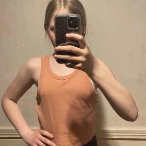 Snyggt sommar linne som passar bra till jeans eller svarta byxor  - Linnet är ifrån lager 157 och är storlek S.👌