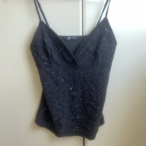 LINNE FRÅN ORSAY - otrolig fin topp med detaljer från Orsay. vintage. strl xs