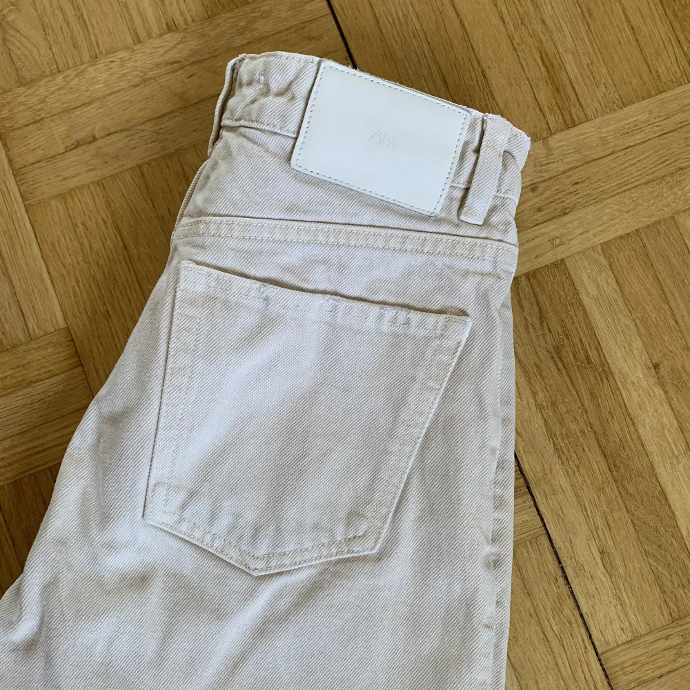 Beiga jeans från Zara, superfina nu till sommaren. Är tyvärr för små för mig. Bra skick!. Jeans & Byxor.