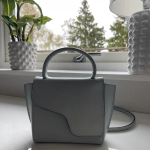 Ljusblå ATP väska - Väskan är inköpt i december 2020.  Den är använd väldigt sparsamt och är i bra skick.  Modellen heter montalcino.   Köparen står för frakt. Hör av dig om du har några frågor.