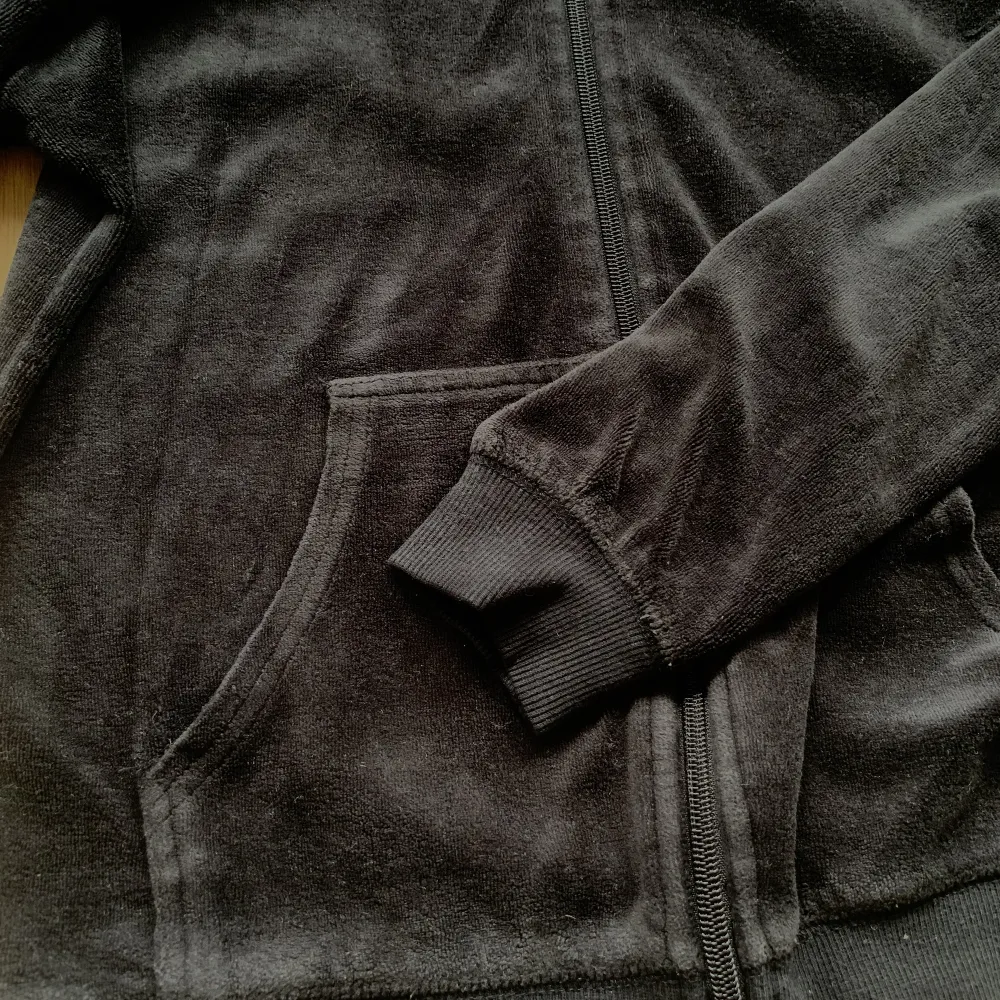 Svart, mjuk, fin och gosig zip tröja i storlek s men funkar också för mindre storlek!. Tröjor & Koftor.
