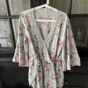 Jumpsuit - Fin blommig one pice, använd ett fåtal gånger. Säljes då storleken inte passar längre. EU 42, divided. Så mindre i storleken. 