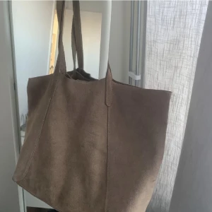 Mango Väska - Säljer denna het perfekt skol väskan!!❤️‍🔥☺️jätte snygg från mango och kostar 700 kr ny💫den har lite ljusare partier för att mockan blir så efter ett tag🫶🏻🫶🏻