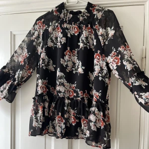 Vila blus  - Tunn vila blus i svart med blommor på i stl M Använd få gånger Väldigt tunt och skönt material 50kr + frakt 💋💋