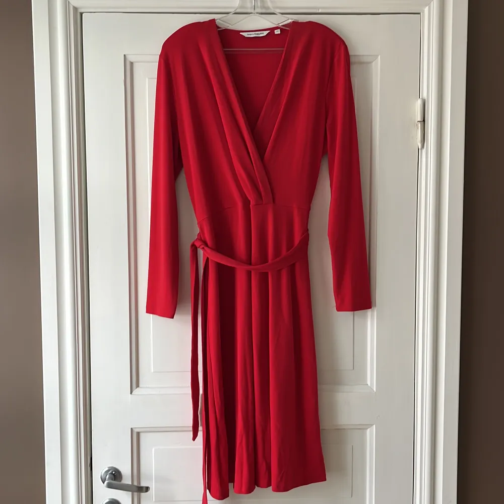 En röd tunn klänning från Kappahl i stl M Går att knyta i midjan och urringad  30kr + frakt 💋💋. Klänningar.