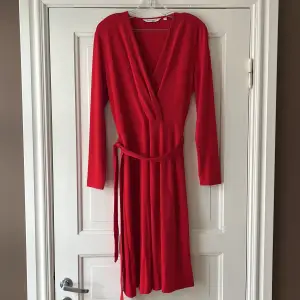 En röd tunn klänning från Kappahl i stl M Går att knyta i midjan och urringad  30kr + frakt 💋💋