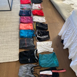 Träningskläder Nike, adidas, stronger - Superfina träningskläder, mestadels tenniskläder men kan såklart användas till vanlig träning med! Väldigt fint skick på alla!  Storlek S i allt. Finns Nike, adidas, under armour och stronger tights med.  Kontakta för pris 