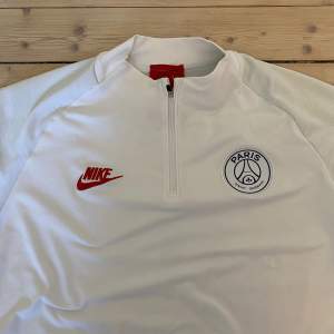 Nike x PSG tröja. Vit i sportigt material. Storlek L. Mycket bra skick. 