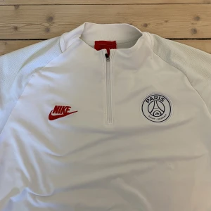 Nike PSG tröja - Nike x PSG tröja. Vit i sportigt material. Storlek L. Mycket bra skick. 