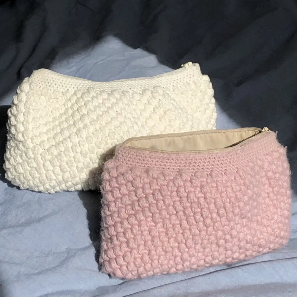 Handgjorda necessärer! Garn och innertyg går att välja själv. Mått på necessären = 25x15. Köp sker via plick. Skriv gärna vid intresse och för att se vilka garn/tyger jag erbjuder (exempel på tyger som erbjuds på sista bilden)😊. Muu.