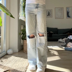 Blåa jeans! - Säljer ett par blåa jeans med hål på knäna. Säljer pågrund av att dom inte kommer till användning. Använt 3-4 gånger, tvättar innan jag postar. Nypris 600kr, kommer från Ginatricot.
