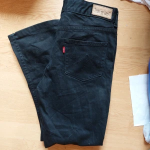 Levi's low rise - Säljer ett par low rise Levi's 560 Flare i svart. Storlek: 11 (jag är 163cm lång och det passar i längden). Bra skick!