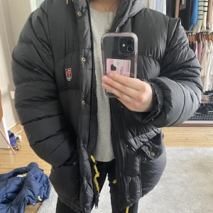 Fjällräven Dunjacka - Säljer den skönaste, varmaste och snyggaste jackan. En fjällräven i storlek S. Kontakta mig vid behov av fler bilder🥰🫶