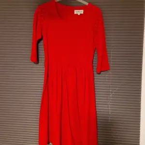 Röd klänning i spets som är oanvänd. Klänningen är ifrån KappAhl och i strl 170