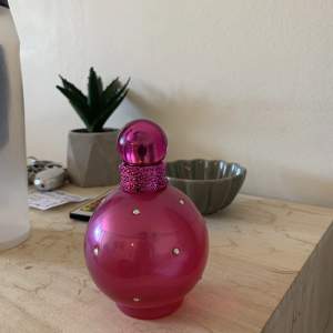 Säljer denna Britney spears parfym så jag har alldeles för många parfymer! Den doftar väldigt gott 😍
