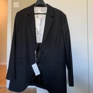 Blazer! - Supersnygg blazer som jag aldrig använt då den var lite för stor för mig. 