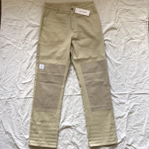 Chinos Daily Paper - STYLE: MEVON PANTS COLOR: BEIGE SIZE: M • ALDRIG ANVÄNDA • STOR I STORLEKEN