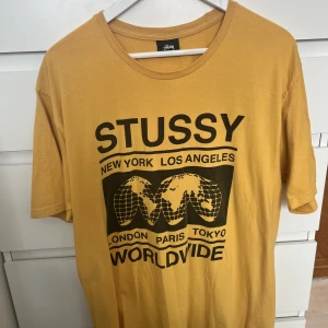 Stussy T-shirt - Fet Stussy tisha köpt i LA, använder den alldeles för sällan så lika bra att göra sig av med den :) priset kan diskuteras