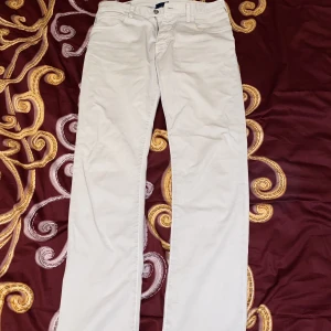 Armani Jeans - Speciella Armani jeans som man inte ser så ofta. Riktig fina och fräscha. Sitter bra. 