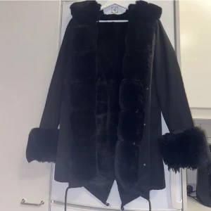 Fatima parka jacka - En jätte fin fatima parka jacka, pälsen är i super skick och den har inga fläckar eller komplikationer. Jackan är endast använd några få gånger. Påse finns kvar samt kvitto. Priset för jackan är 600kr 