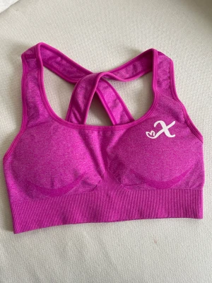 Xshapes sportbh - Sportbh i superfin rosa färg! använd 3-4 gånger och som nyskick! 