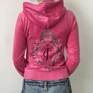 Juicy couture kofta - Såå fin vintage 2000s juicy couture kofta💠🎀 har ett litet hål precis över fickan, se bild tre. Storlek l men passar snarare s/m. Endast frakt 🎀 använd gärna köp-nu ⭐️ om den inte är markerad sålt finns den kvar🥀