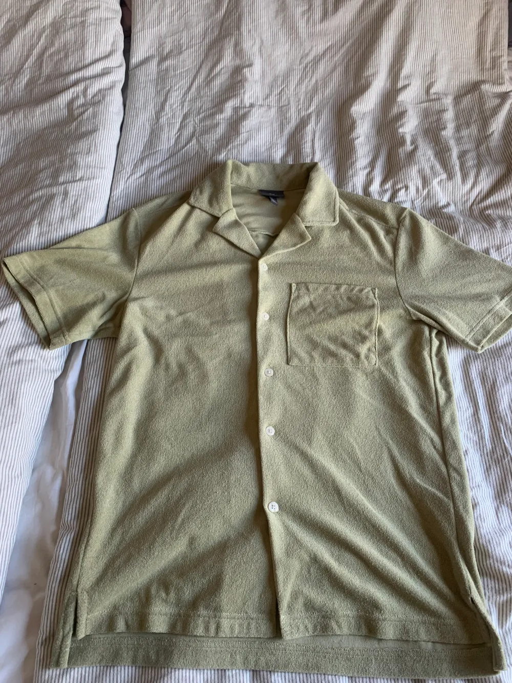 En snygg o skön skjorta från H&M. Den är i materialet frotté. Använd 1 gång. Storlek S men passar även M.. Skjortor.