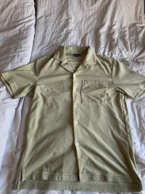 En snygg o skön skjorta från H&M. Den är i materialet frotté. Använd 1 gång. Storlek S men passar även M.