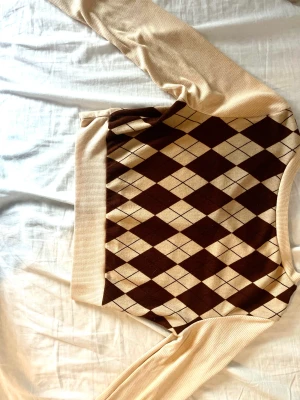 Aesthetic top - Top, made of soft material, short.The cell is light gray, not in a red hue and not as in the photo.It is soft and elastic.