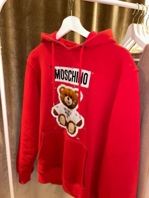 Moschino tröja - Använd i godskick, storlek M passar väldigt bra som S