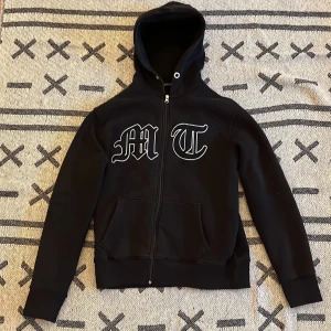 Shop Tuttolente  - Säljer min shop Tuttolente hoodie då den är lite för liten. Annars en all time favourite, Matchar till alla olika outfits. Skick 7-10