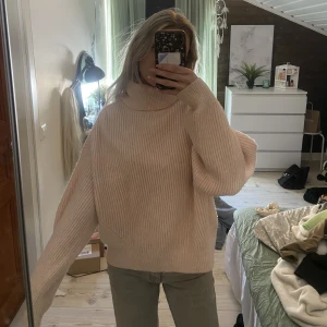 Rosa stickad - Jätte fin å mysig rosa stickad tröja från h&m med krage. Inte riktigt min färg så därför säljer jag den. 