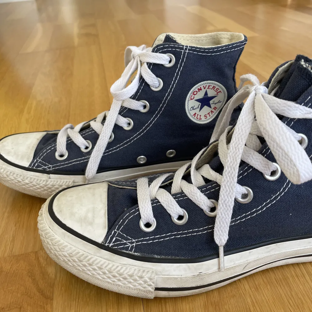 Blåa Converse all star. Har inga större fläckar. De är i 36 men passar även mig som har 37.. Skor.