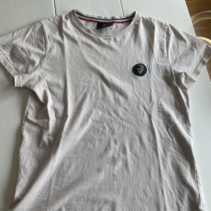 A.C.E - T-shirt i mycket fint skick. Lite oversize modell