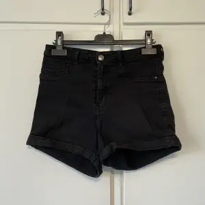 Jeans shorts från Gina tricot i storlek 38. Sparsamt använda  50 kr + frakt 🥰