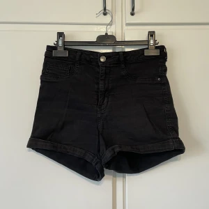 Jeans shorts  - Jeans shorts från Gina tricot i storlek 38. Sparsamt använda  50 kr + frakt 🥰