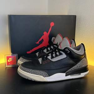 Air Jordan 3 Retro OG Black Cement🏀. Tidslös sneaker i en OG-färg från 80-talet💯. Storlek 46✅. Originalbox och tag medföljer🎉. Skicka meddelande för frågor / fler bilder🤝. 