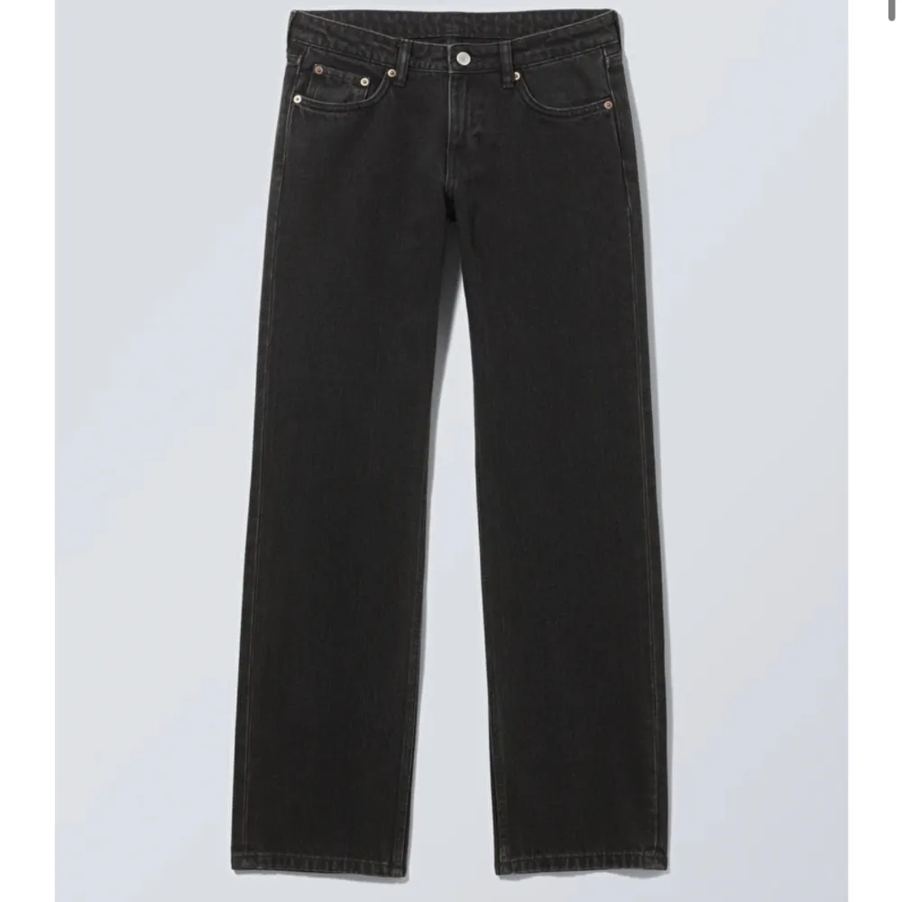 Svarta lågmidjade jeans från weekday😊. Jeans & Byxor.