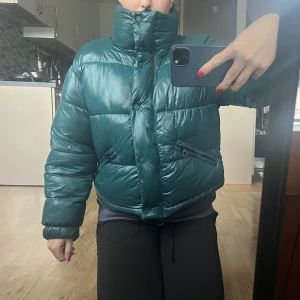 Puffer jacket - Grön puffer jacka från mango strl S passar även XS
