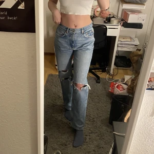 Jeans - Blåa jeans med slitningar från Gina tricot, storlek 36